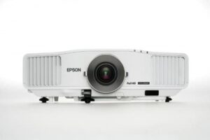 Proyector profesional Epson EB-G5450WU de color blanco con lente central, visto desde un ángulo frontal sobre fondo neutro