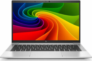 Vista frontal del portátil HP EliteBook 830 G7 abierto, mostrando su pantalla de 13 pulgadas y teclado retroiluminado